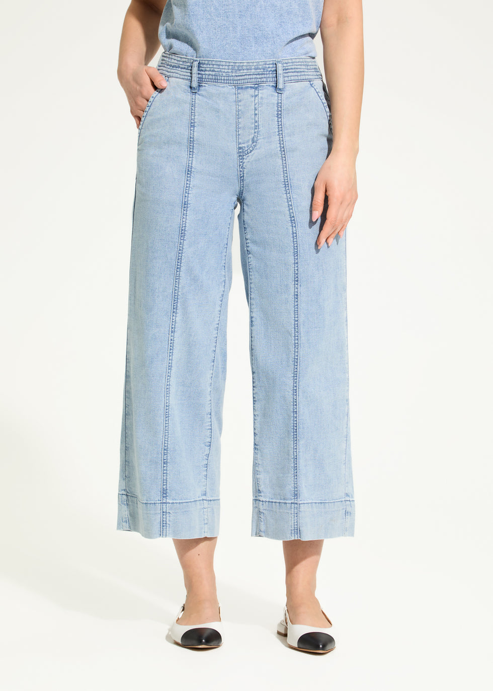 Womens FDJ Pull-On Wide Crop Trouser in Powder Wash