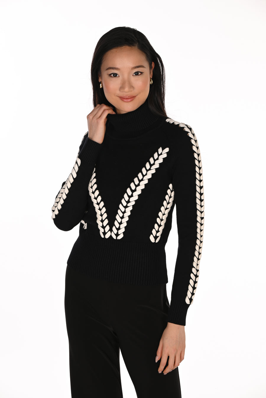 Womens Frank Lyman Embroidered Turtleneck Pullover in Black/Off White