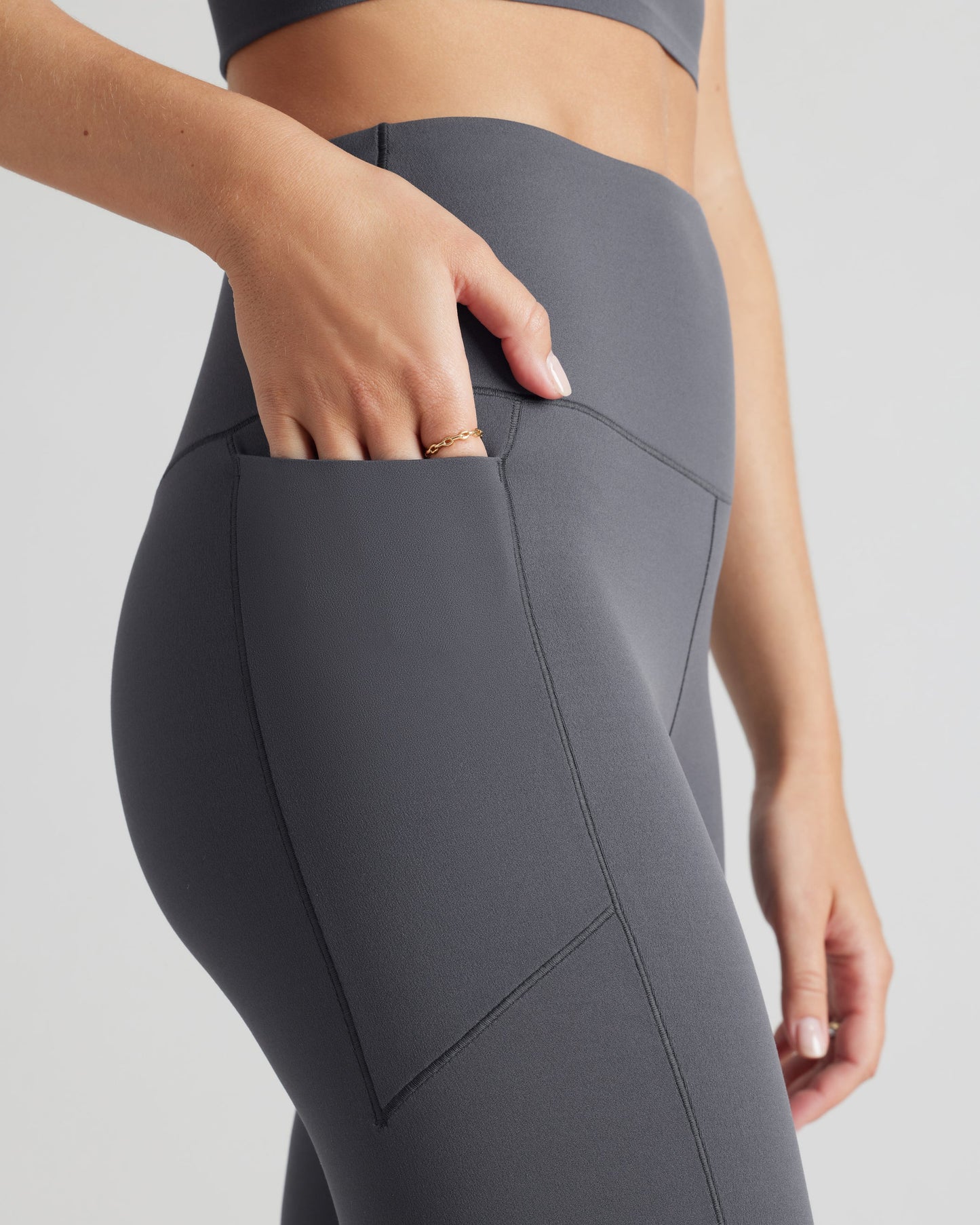 Womens Rhone Revive Flare Legging in Asphalt