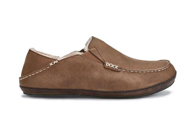 Olukai Mens Moloa Slipper in Toffee/Dark Wood